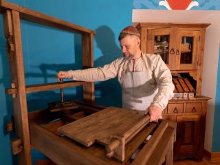 «Стрелецкие палаты» приглашают на новые программы: интерактив «Секреты книгопечатания» и мастер-класс «Мастерская печатника»!