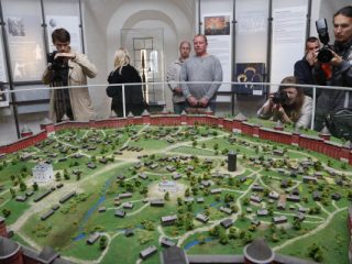 «За тяжелой деревянной дверью «под старину» окунаешься в симбиоз истории и современности…» © Газета «Рабочий путь»